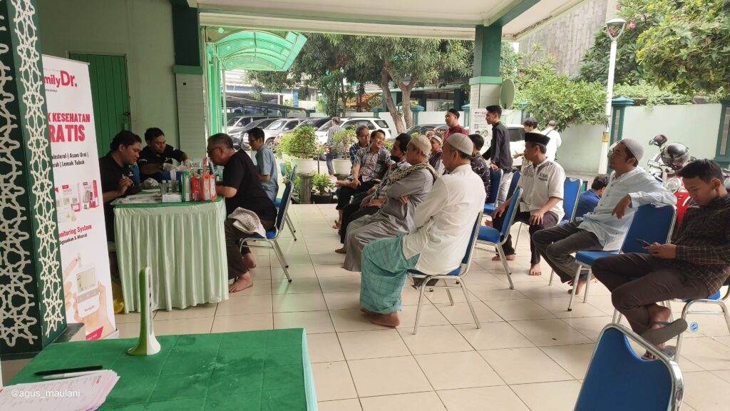 antrian pemeriksaan kesehatan familydr di masjid an nizham